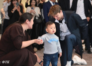 Александр Бублик перерезал ребёнку путы и пожелал здоровья Александр Бублик перерезал ребёнку путы и пожелал здоровья